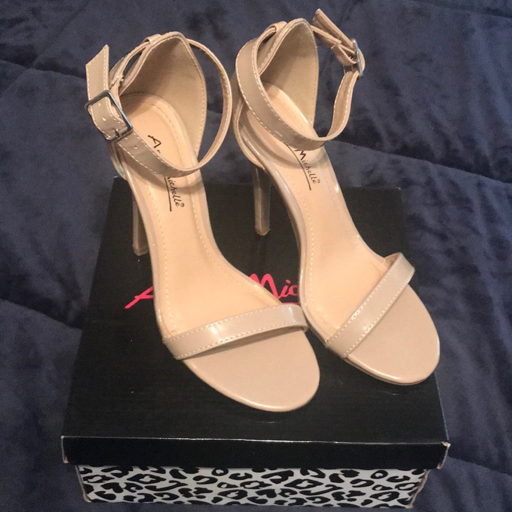NWT Women’s Anne Michelle tan heels